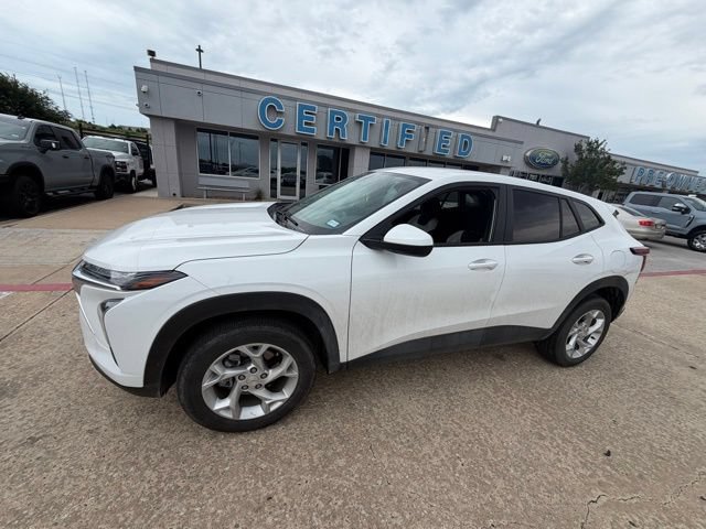 Used 2025 Chevrolet Trax LS w/ LS Convenience Package FWD image 2