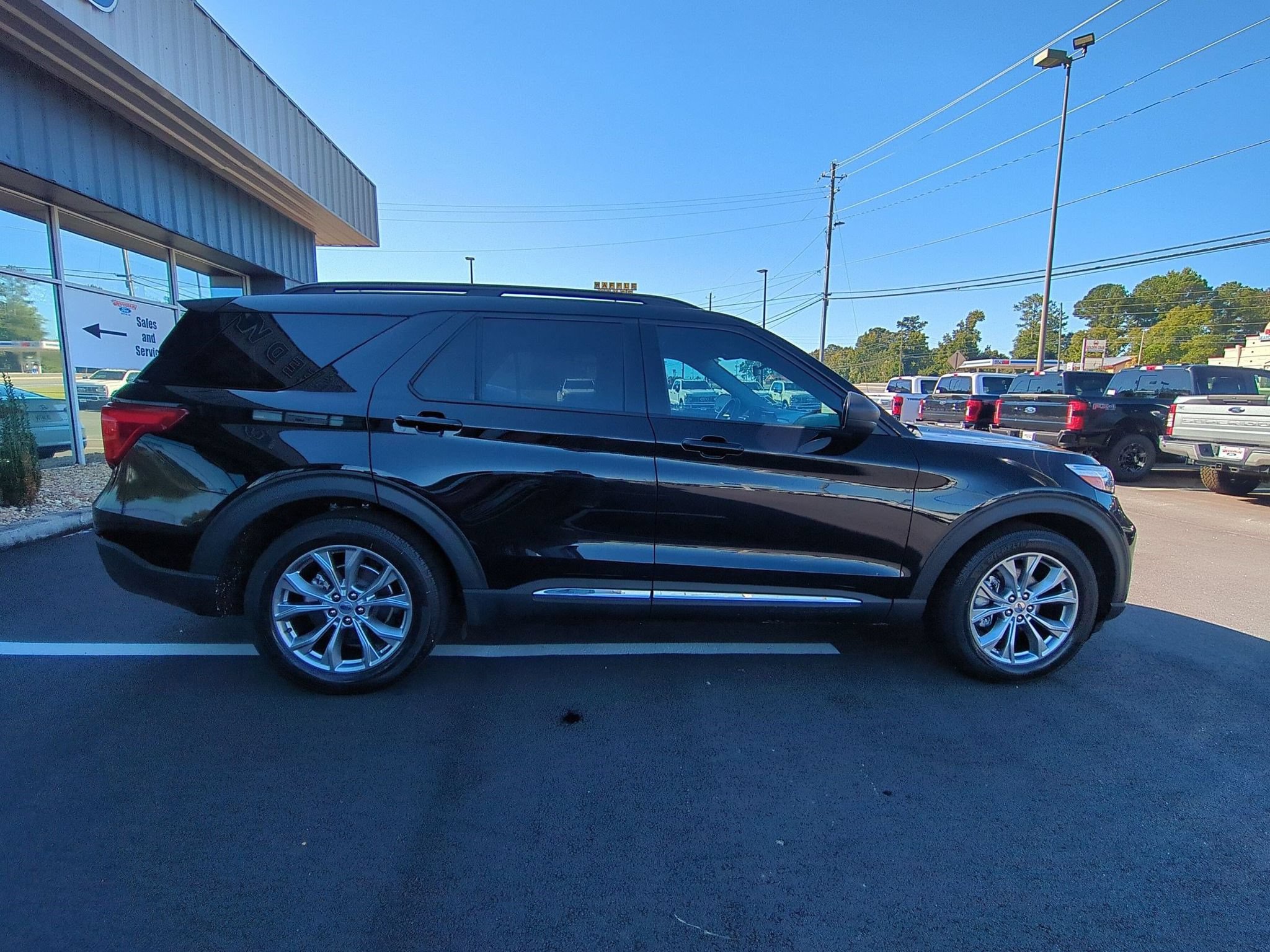 Certified 2023 Ford Explorer XLT w/ Equipment Group 202A RWD image 4