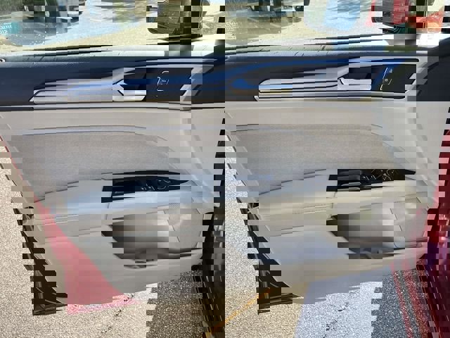 Certified 2017 Ford Fusion SE w/ Fusion SE Technology Package image 17