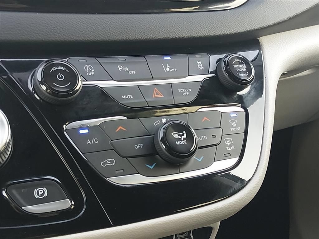 Used 2023 Chrysler Pacifica Touring-L FWD image 22