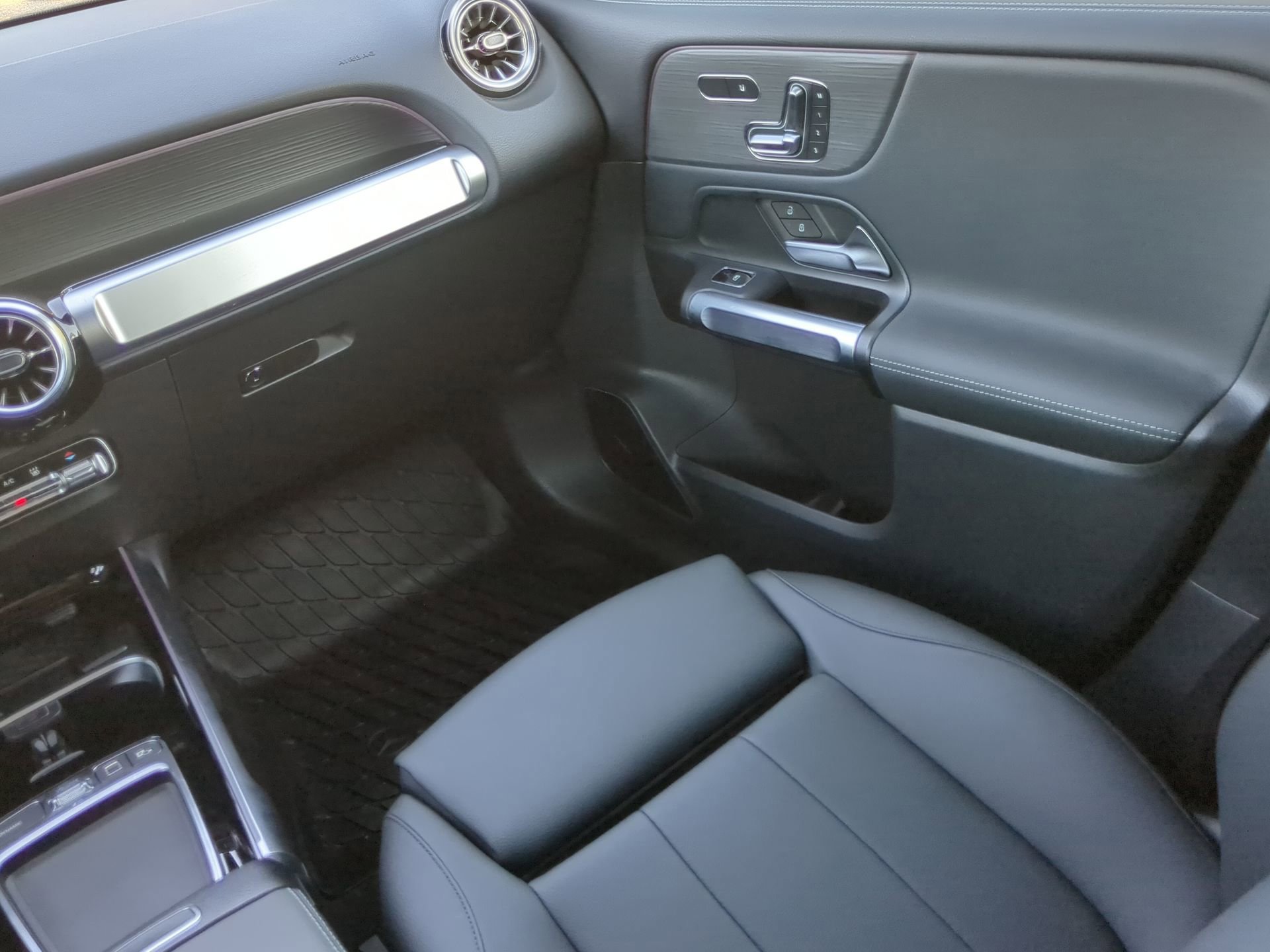 Used 2025 Mercedes-Benz EQB 300 4MATIC image 53
