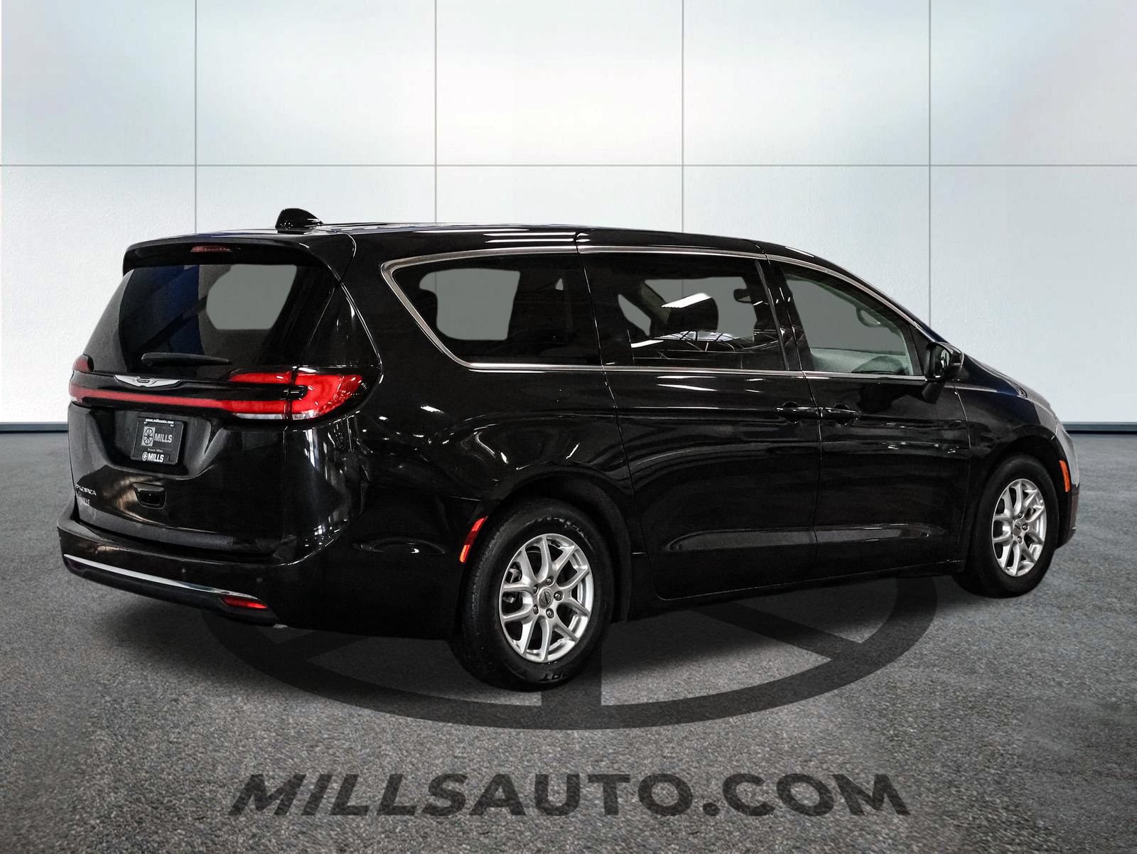 Used 2023 Chrysler Pacifica Touring-L FWD image 8