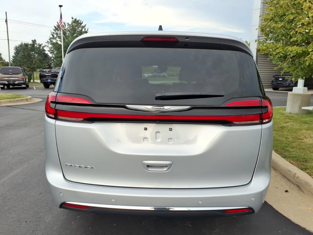 Used 2024 Chrysler Pacifica Touring-L FWD image 5