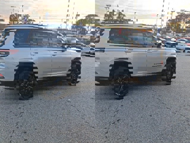 Used 2024 Jeep Grand Cherokee L Limited w/ Black Appearance Package image 6