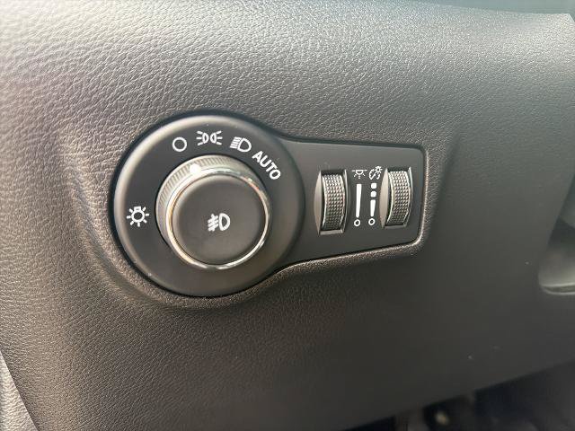 Used 2025 Jeep Compass Limited AWD/4WD image 17