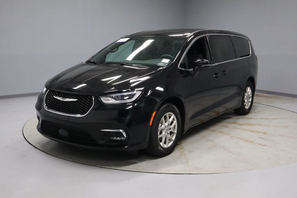 Used 2025 Chrysler Pacifica Select FWD image 6