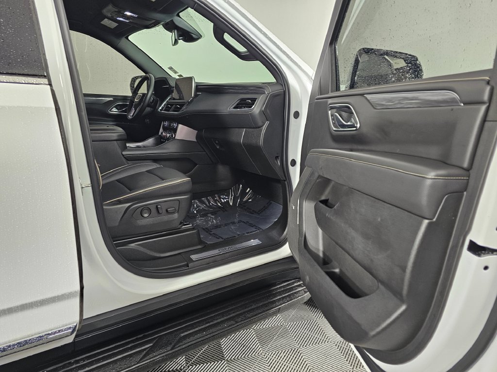 Used 2024 GMC Yukon XL SLT w/ SLT Luxury Package AWD/4WD image 12