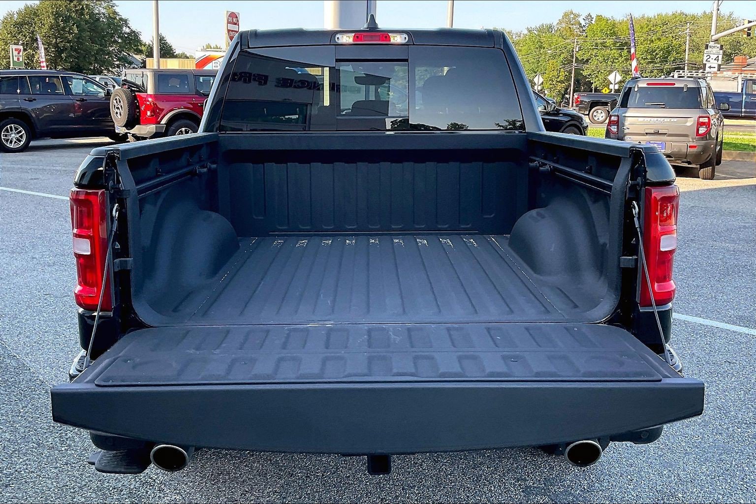 Used 2025 RAM 1500 Big Horn AWD/4WD image 32