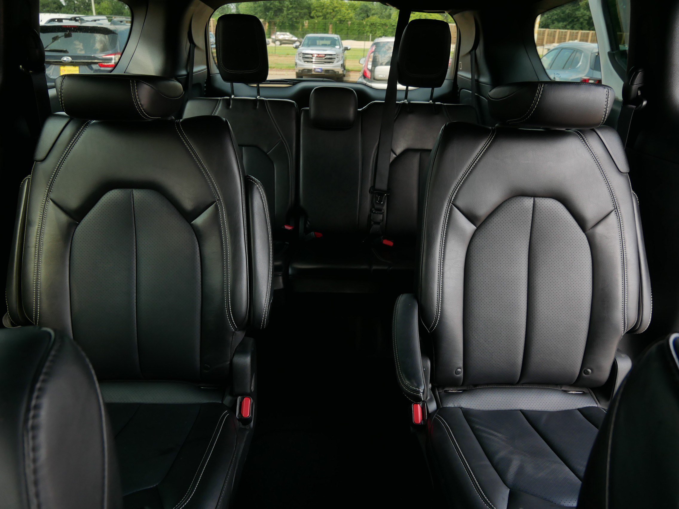 Used 2025 Chrysler Pacifica Select FWD image 13
