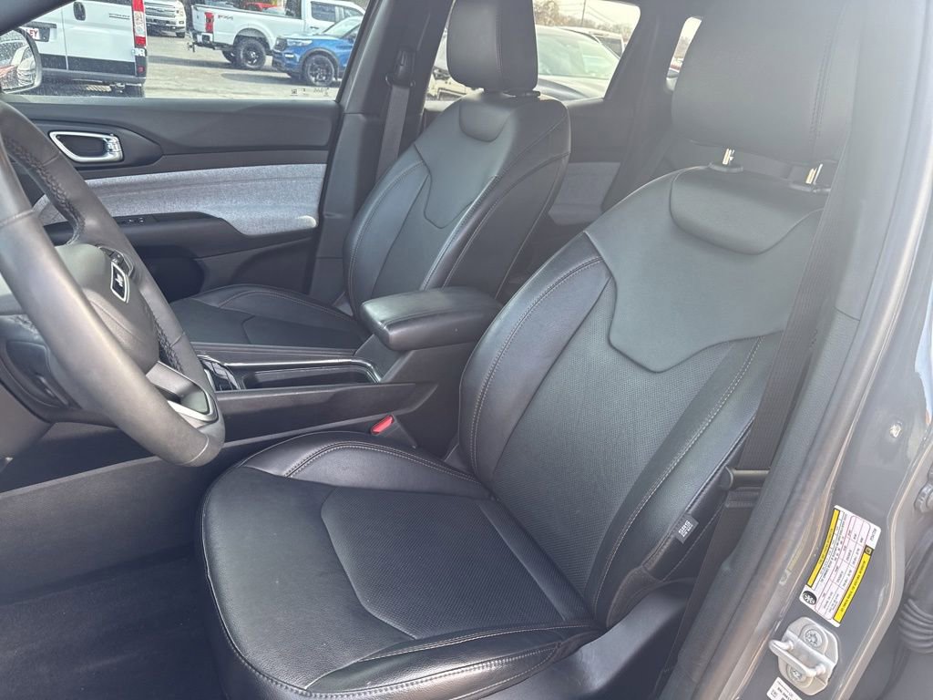 Used 2023 Jeep Compass Latitude image 11