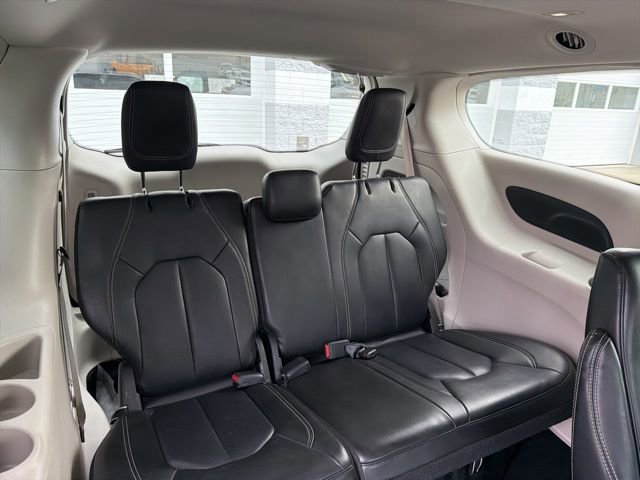 Used 2023 Chrysler Pacifica Touring-L image 41