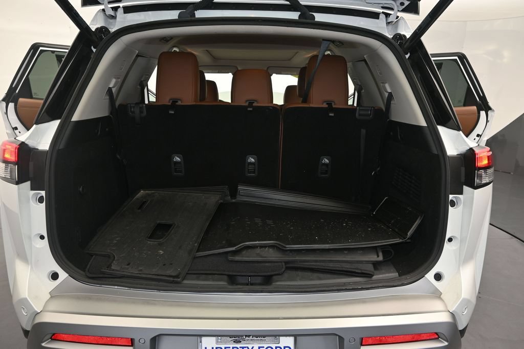 Used 2025 Nissan Pathfinder Platinum FWD image 11