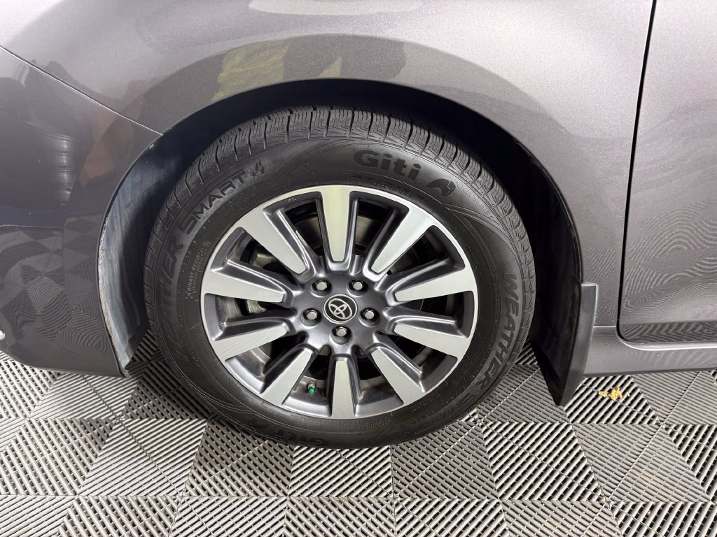 Used 2020 Toyota Sienna Limited Premium w/ Carpet Mat Package FWD image 10
