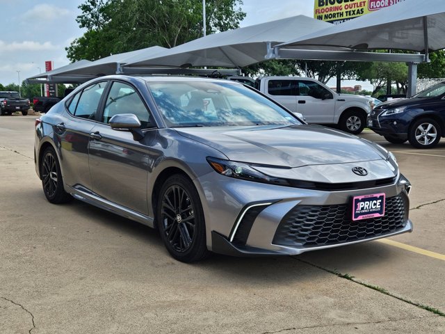 Used 2025 Toyota Camry SE image 3