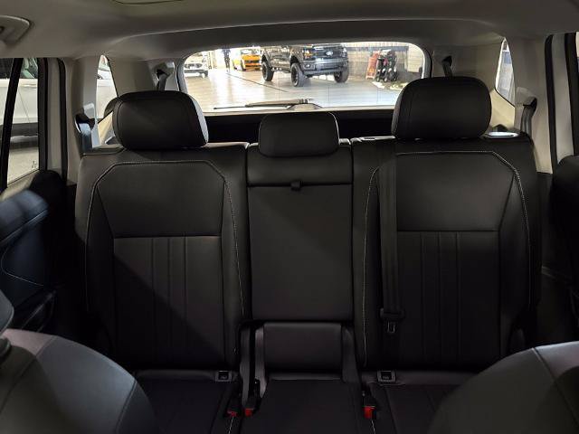 Used 2023 Volkswagen Tiguan SE w/ Panoramic Sunroof Package FWD image 25