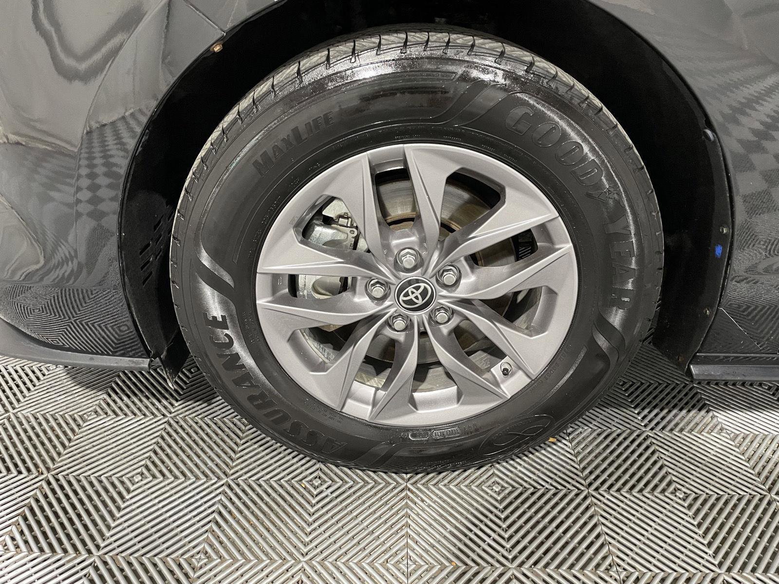 Used 2021 Toyota Sienna LE w/ LE Plus Package image 9