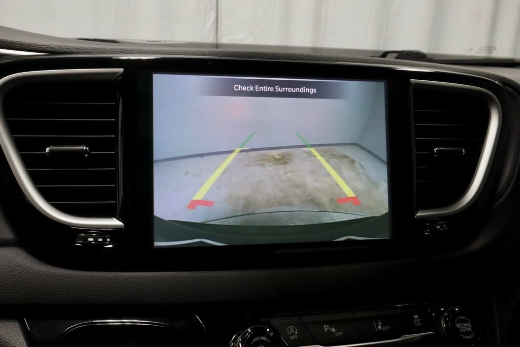 Used 2025 Chrysler Pacifica Select FWD image 2