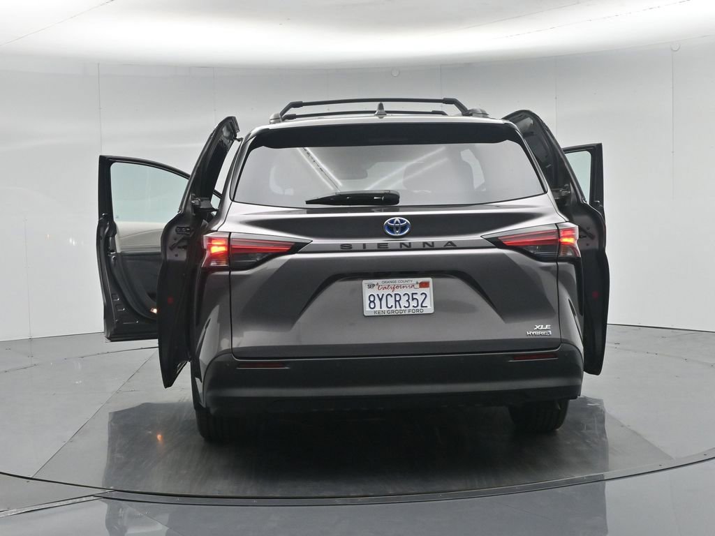 Used 2021 Toyota Sienna XLE FWD image 38