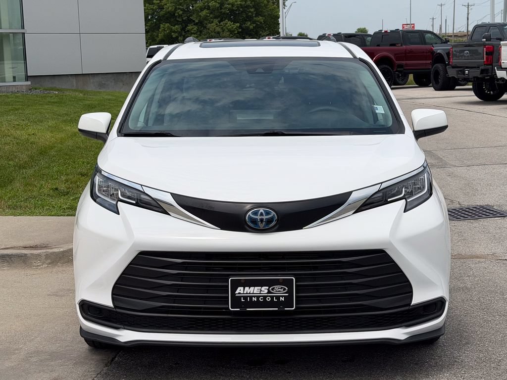 Used 2023 Toyota Sienna LE w/ LE Plus Package FWD image 8
