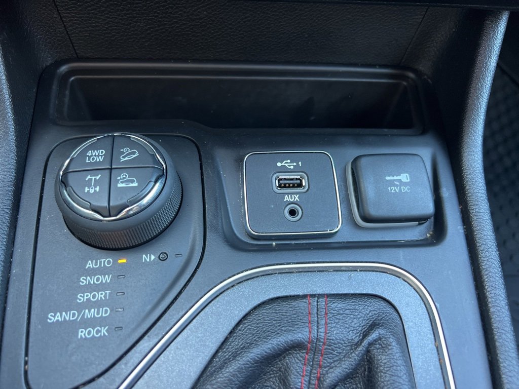 Used 2022 Jeep Cherokee Trailhawk image 28