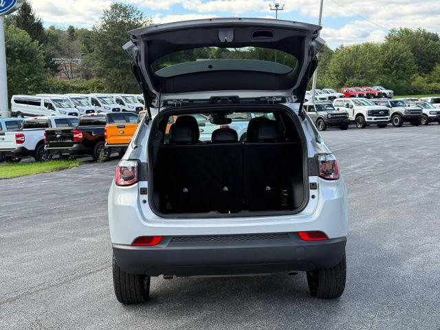 Used 2025 Jeep Compass Latitude w/ Convenience Group AWD/4WD image 4
