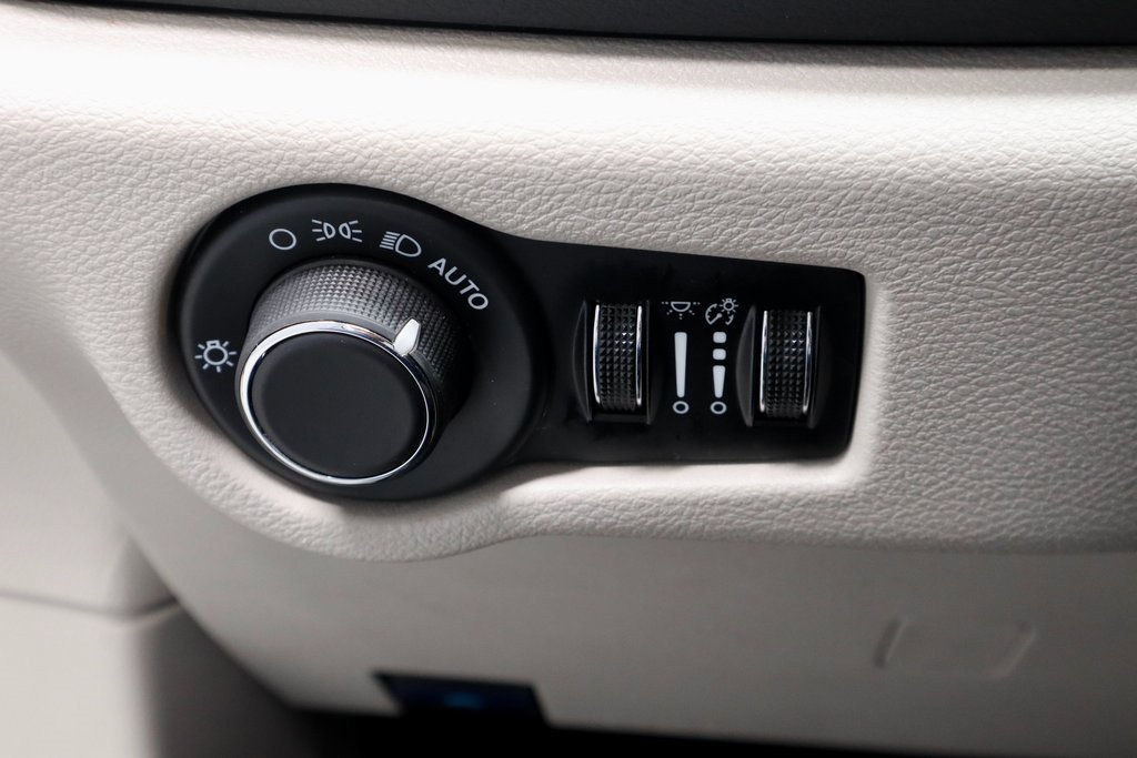 Used 2024 Chrysler Voyager LX image 26