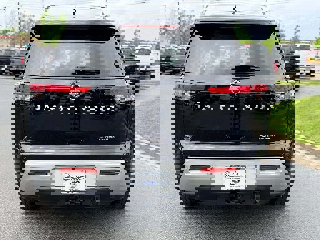 Used 2024 Nissan Pathfinder Platinum w/ Cargo Package image 7