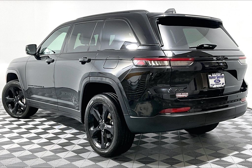 Used 2023 Jeep Grand Cherokee Altitude AWD/4WD image 11