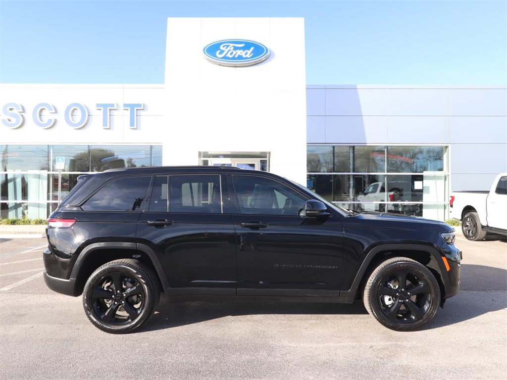 Used 2023 Jeep Grand Cherokee Limited w/ Black Appearance Package image 6