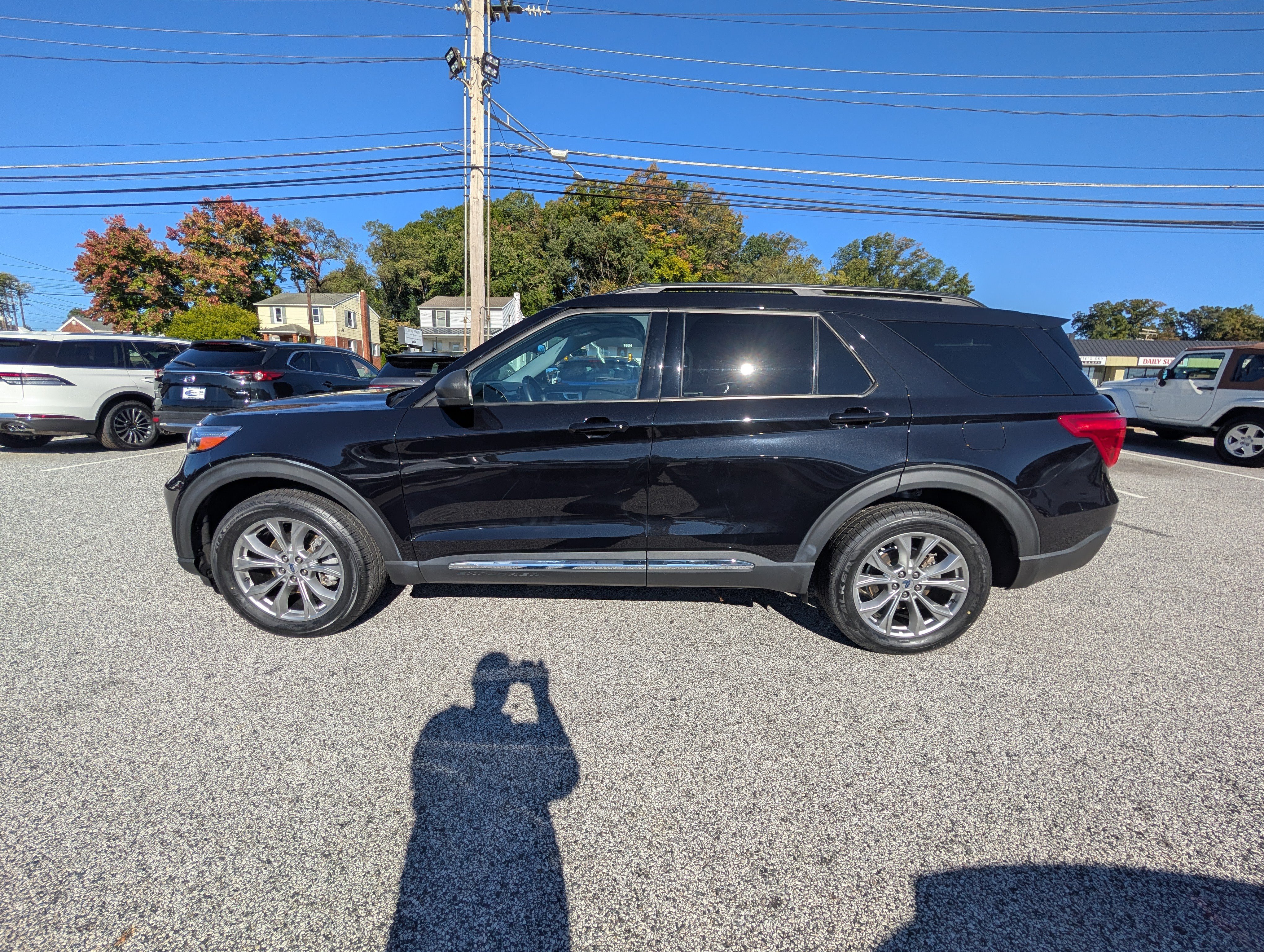 Certified 2023 Ford Explorer XLT w/ Equipment Group 202A AWD/4WD image 3
