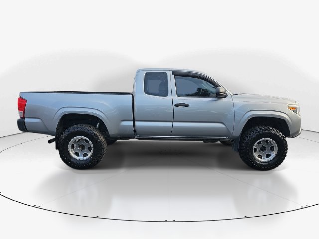Used 2017 Toyota Tacoma SR AWD/4WD image 2