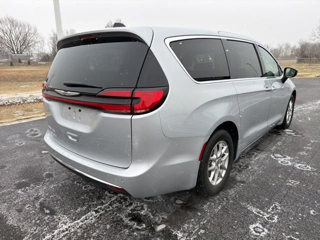 Used 2024 Chrysler Pacifica Touring-L image 4