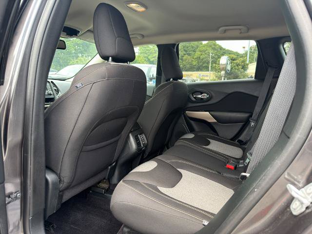 Used 2017 Jeep Cherokee Sport FWD image 11