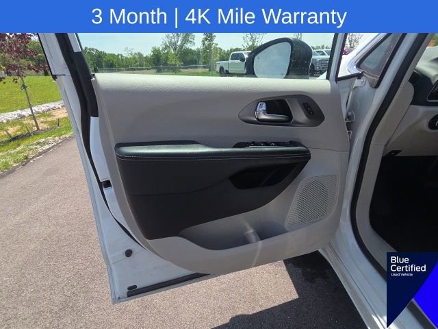 Used 2023 Chrysler Pacifica Touring-L FWD image 28
