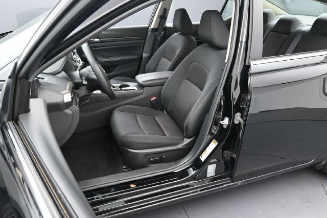 Used 2025 Nissan Altima 2.5 SV FWD image 10
