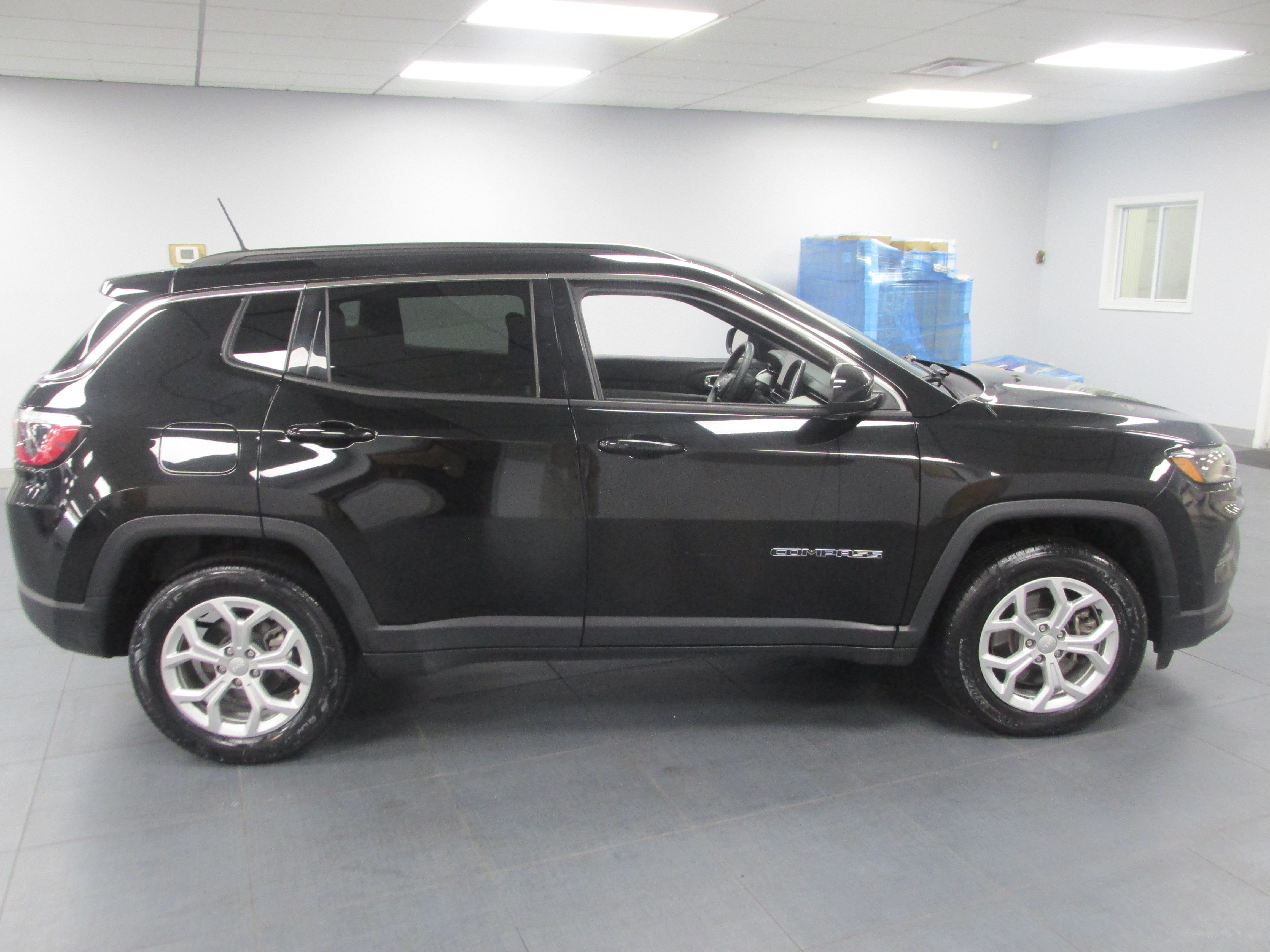 Used 2024 Jeep Compass Latitude AWD/4WD image 4