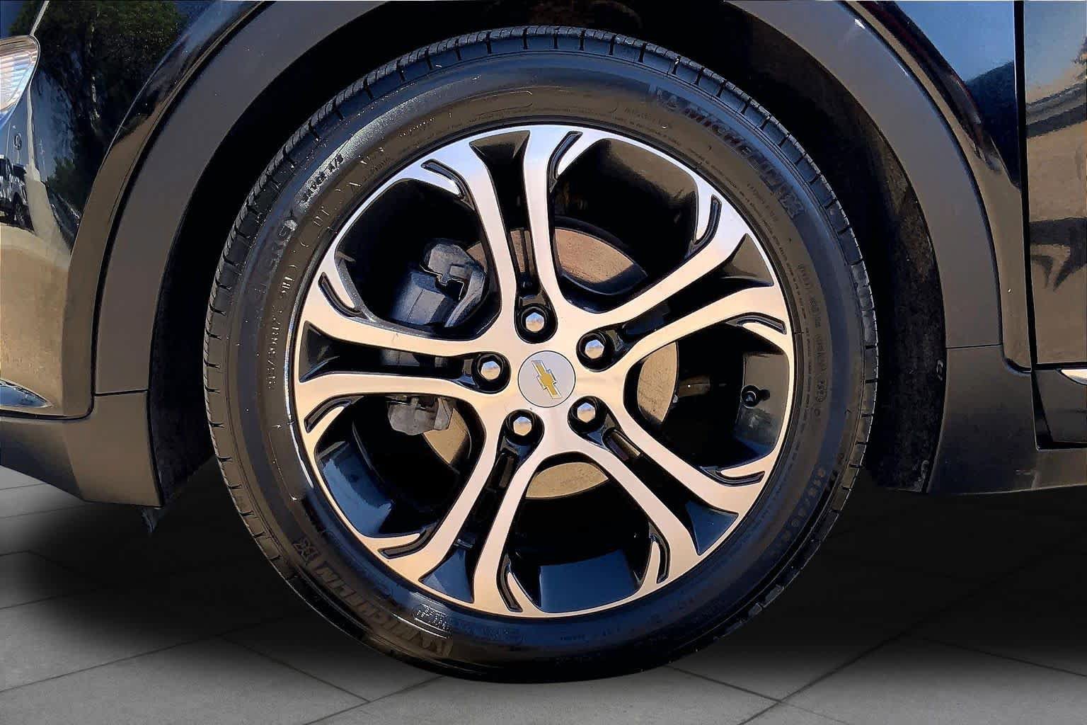 Used 2019 Chevrolet Bolt Premier w/ Infotainment Package FWD image 10