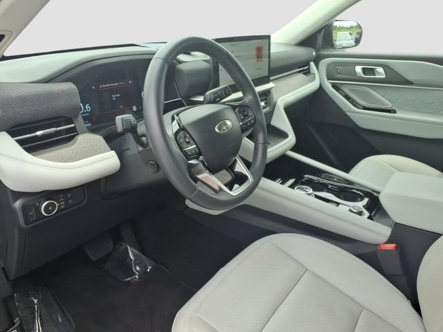 Certified 2025 Ford Explorer Platinum w/ Ultimate Package AWD/4WD image 16