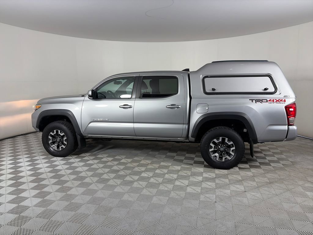 Used 2017 Toyota Tacoma TRD Off-Road w/ Premium & Technology Package AWD/4WD image 4