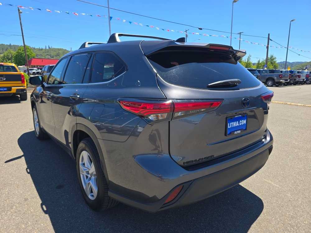 Used 2022 Toyota Highlander LE FWD image 3