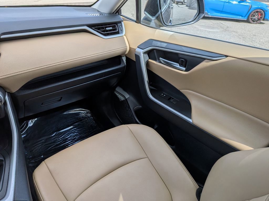 Used 2021 Toyota RAV4 XLE Premium image 18