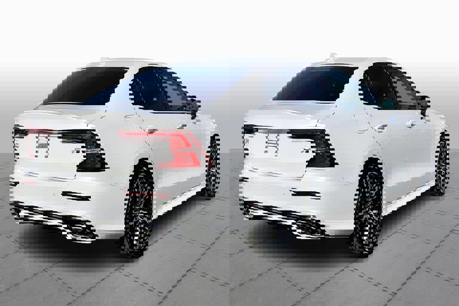 Used 2022 Volvo S60 B5 R-Design image 3