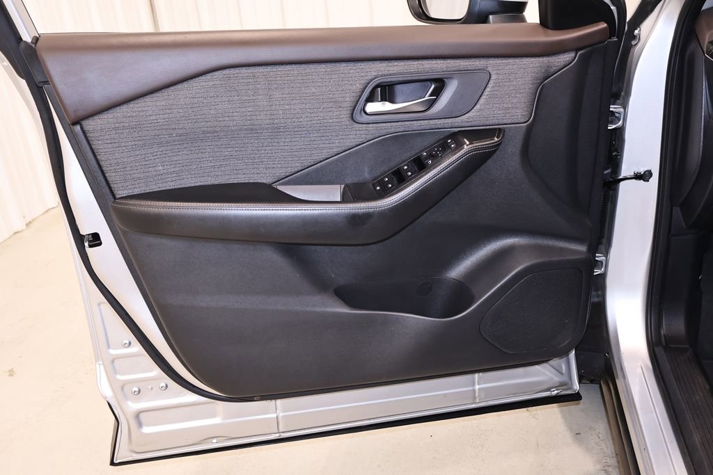 Used 2022 Nissan Rogue SV FWD image 11