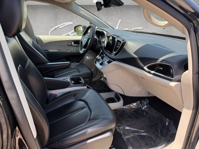 Used 2023 Chrysler Pacifica Touring-L FWD image 25