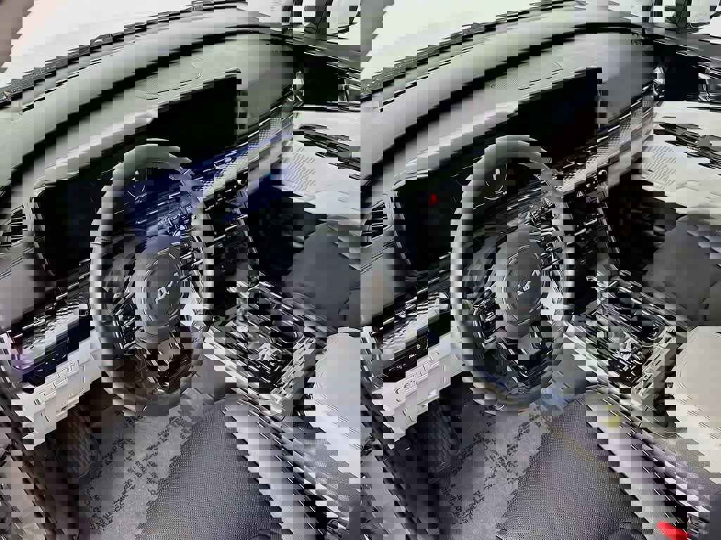 Used 2023 Kia Carnival SX Prestige image 9