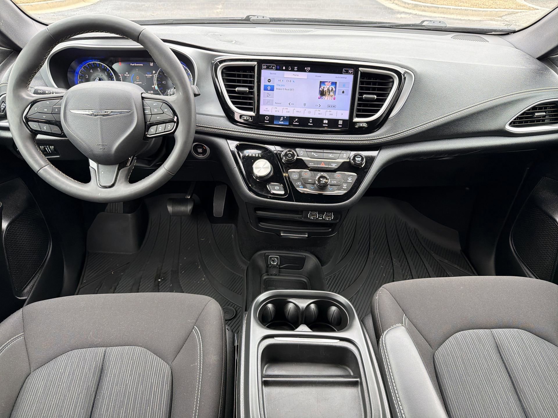Used 2023 Chrysler Pacifica Touring image 9