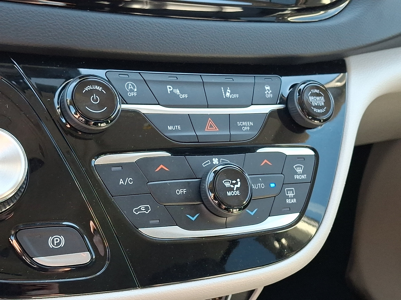 Used 2023 Chrysler Pacifica Touring-L FWD image 19