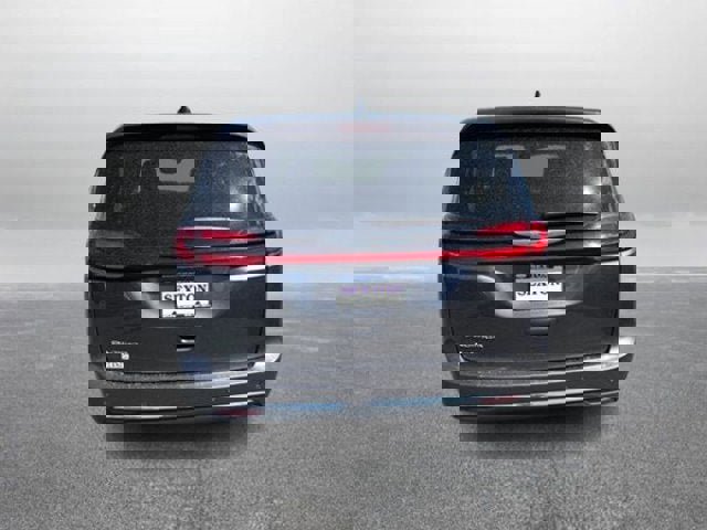 Used 2023 Chrysler Pacifica Touring-L image 4