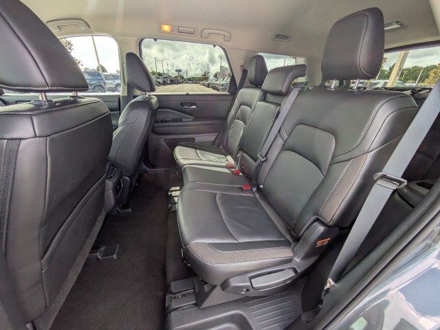 Used 2025 Nissan Pathfinder SL FWD image 14