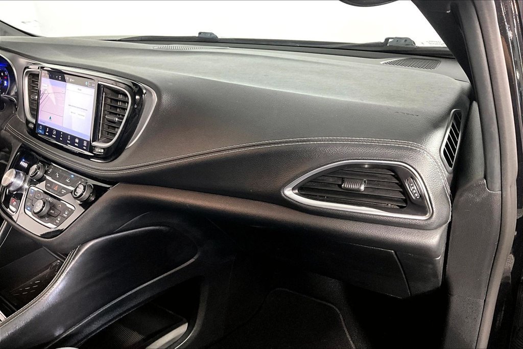 Used 2025 Chrysler Pacifica Limited FWD image 16
